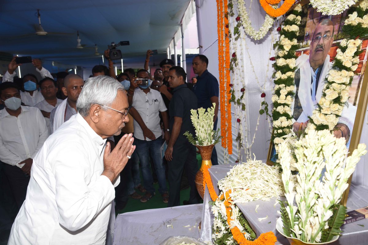 जमुई जिला के खैरा प्रखण्ड स्थित पकरी गांव में पूर्व मंत्री स्व० नरेन्द्र सिंह जी के श्राद्धकर्म में सम्मिलित होकर उन्हें श्रद्धांजलि अर्पित की।