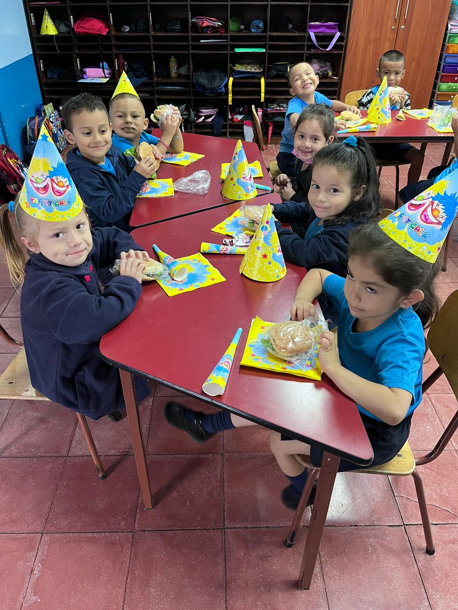 DuncanZenteno's tweet photo. Niños y niñas celebrando hoy la fiesta de la alegría que no tuvieron al salir de vacaciones! Así como se los había prometido la Ministra de Educación doña Katharina! https://t.co/FVMABmupD7