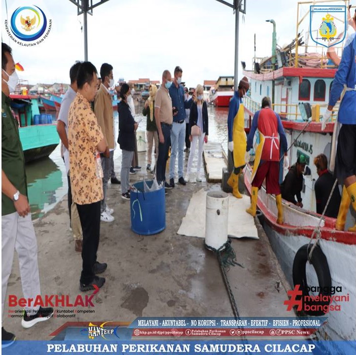 ppscilacap's tweet photo. #SahabatBahari Dalam kunjungan lapangan Tim CCI Port Boulogne, Perancis juga meninjau pembongkar ikan dan operasional TPI dalam rangka Pelaksanaan Grant FEXTE Fisheries Training untuk Proyek Eco Fishing Port di PPS Cilacap @kkpgoid @djpt_kkp @ppscilacap https://t.co/SfCwNWfqOB