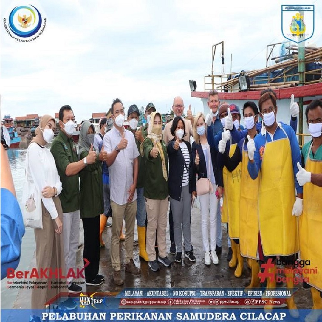 ppscilacap's tweet photo. #SahabatBahari Dalam kunjungan lapangan Tim CCI Port Boulogne, Perancis juga meninjau pembongkar ikan dan operasional TPI dalam rangka Pelaksanaan Grant FEXTE Fisheries Training untuk Proyek Eco Fishing Port di PPS Cilacap @kkpgoid @djpt_kkp @ppscilacap https://t.co/SfCwNWfqOB