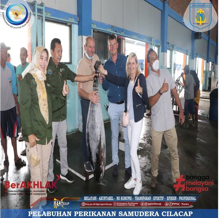 ppscilacap's tweet photo. #SahabatBahari Dalam kunjungan lapangan Tim CCI Port Boulogne, Perancis juga meninjau pembongkar ikan dan operasional TPI dalam rangka Pelaksanaan Grant FEXTE Fisheries Training untuk Proyek Eco Fishing Port di PPS Cilacap @kkpgoid @djpt_kkp @ppscilacap https://t.co/SfCwNWfqOB