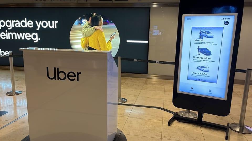 Taxfourberl's tweet photo. Jetzt wissen wir ,warum wir Berliner Taxen nicht in Ber Laden konnten. Die Frage ist ,arbeitet Herr Loge auch mit Uber zusammen und wie viel Geld hat er bekommen ???! @berlinairport @taz_news @morgenpost @berlinerzeitung https://t.co/PdAZWtAqdM