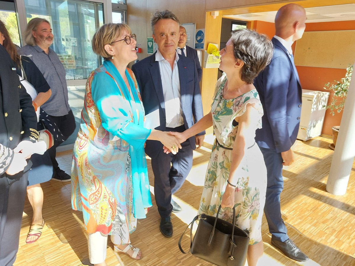 Cirad's tweet photo. Mme la ministre de la Recherche et de l'Enseignement supérieur @sretailleau visitait le Centre de biologie pour la gestion des populations @INRAE_France #Cirad @ird @Supagro ce matin 
#insectes #bioagresseurs #biodiversité 
en présence d'E. Claverie de Saint Martin, PDG du Cirad https://t.co/3SYIpkR6Kv