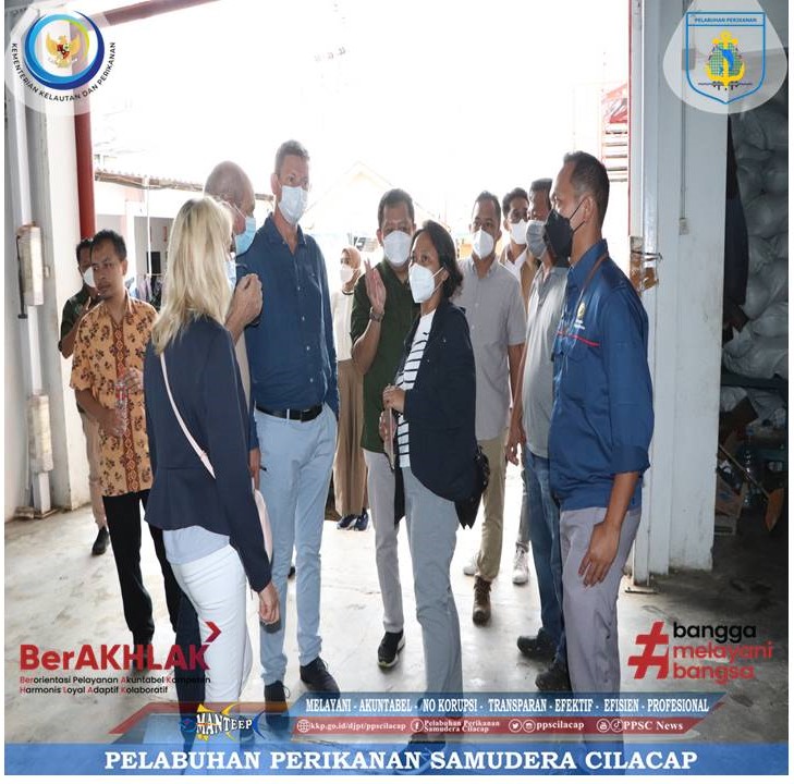 ppscilacap's tweet photo. #SahabatBahari Kunjungan lapangan Tim CCI Port Boulogne, Perancis jg meninjau Unit Pengolahan Ikan Coldstorage milik Willy Santoso dlm rangka Pelaksanaan Grant FEXTE Fisheries Training untuk Proyek Eco Fishing Port @kkpgoid @djpt_kkp @ppscilacap @BerAklhakmantteep https://t.co/4t7Yg4jyHD
