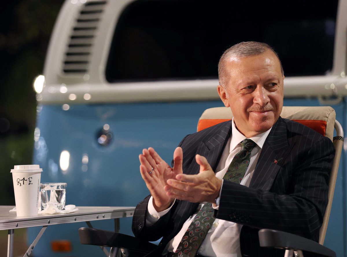 coskunkeklik1's tweet photo. Cumhurbaşkanımız Sayın Recep Tayyip Erdoğan: “Kredi geri ödemelerinin herhangi bir enflasyon farkı veya faiz uygulaması olmaksızın sadece alınan kredi rakamı üzerinden yapılmasını kararlaştırdık.”

Gençliğin Lideri @RTErdogan, her zaman gençlerin yanında.🇹🇷

#TeşekkürlerErdoğan https://t.co/4Cat8Qzb7z