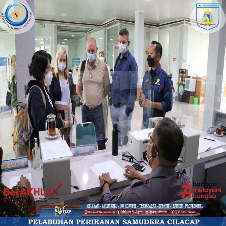 ppscilacap's tweet photo. #SahabatBahari Tim CCI Port Boulogne, Perancis dlm rangka Pelaksanaan Grant FEXTE Fisheries Training untuk Proyek Eco Fishing Port di PPS Cilacap juga melihat&amp;berdiskusi tentang pelayanan perizinan di Gedung Pelayanan @kkpgoid @djpt_kkp @masriah2017 @ppscilacap #berakhlakmanteep https://t.co/YzaHToV13M