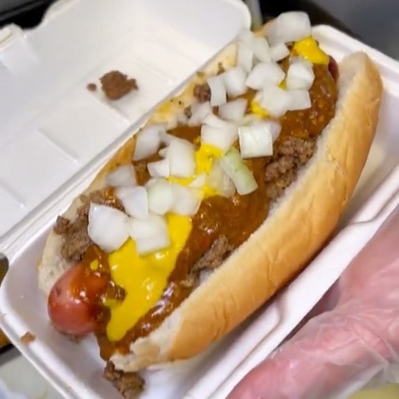 MashedHQ's tweet image. A classic 👌

(📷: americanconeyisland on IG)

#chilidog #hotdog #foodie