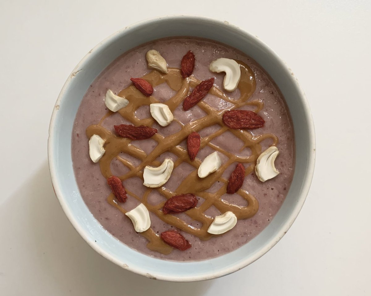 vanillegf's tweet image. peach cherry banana smoothie bowl