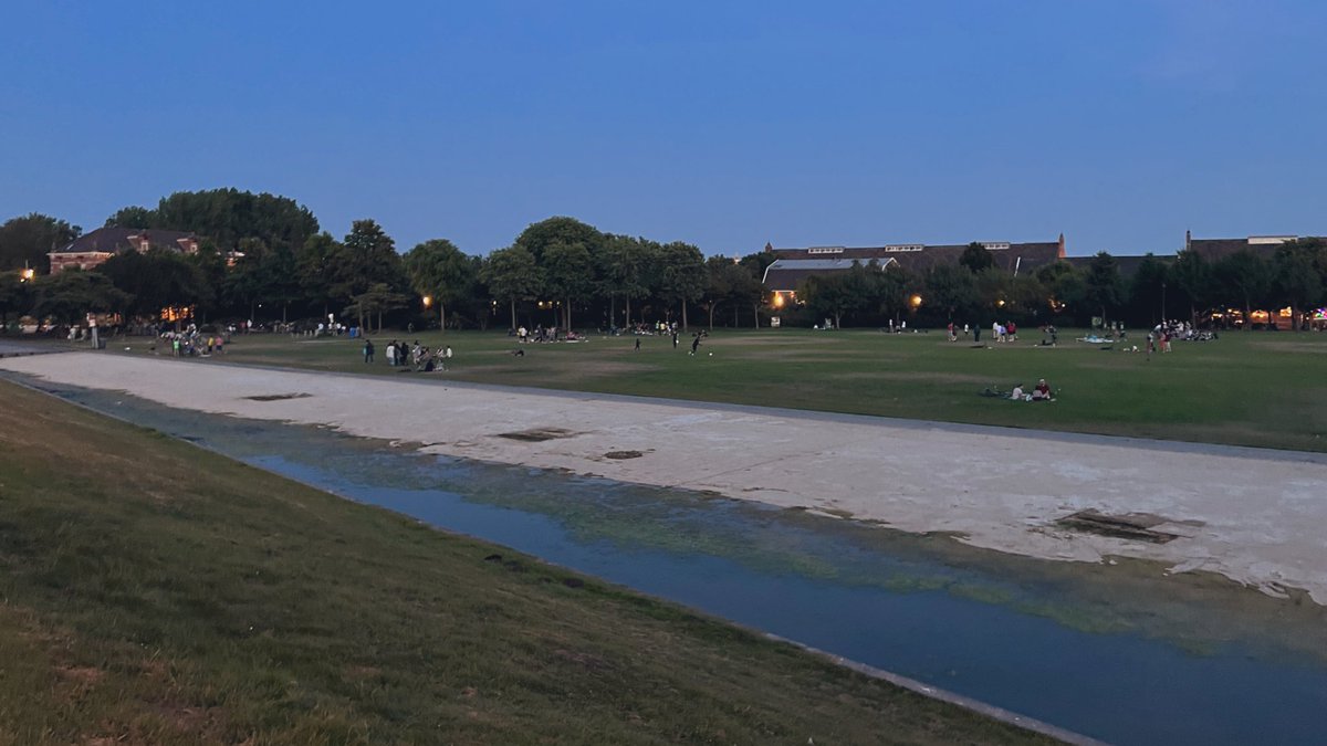 Hoog zomer, flinke temperaturen en schoolvakantie, maar de gemeente pompt de vijver in het Westerpark alvast leeg voor een festival over twee weken. <a href="/020West/">Stadsdeel West</a> #Westerpark