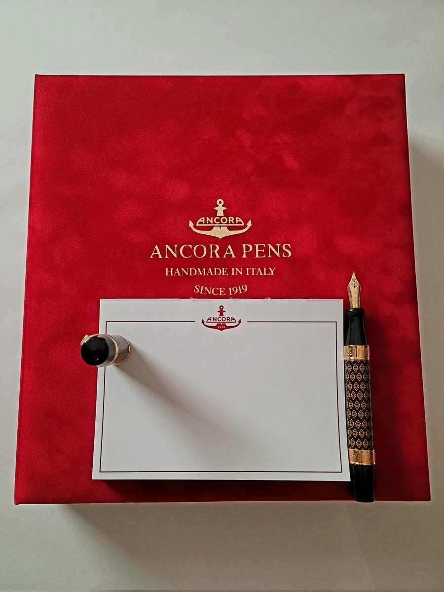 PenHandmodelKit's tweet photo. Day1. Type your NFT project name and i will write down with this beautiful pen.(limited) https://t.co/uswc48AyfL