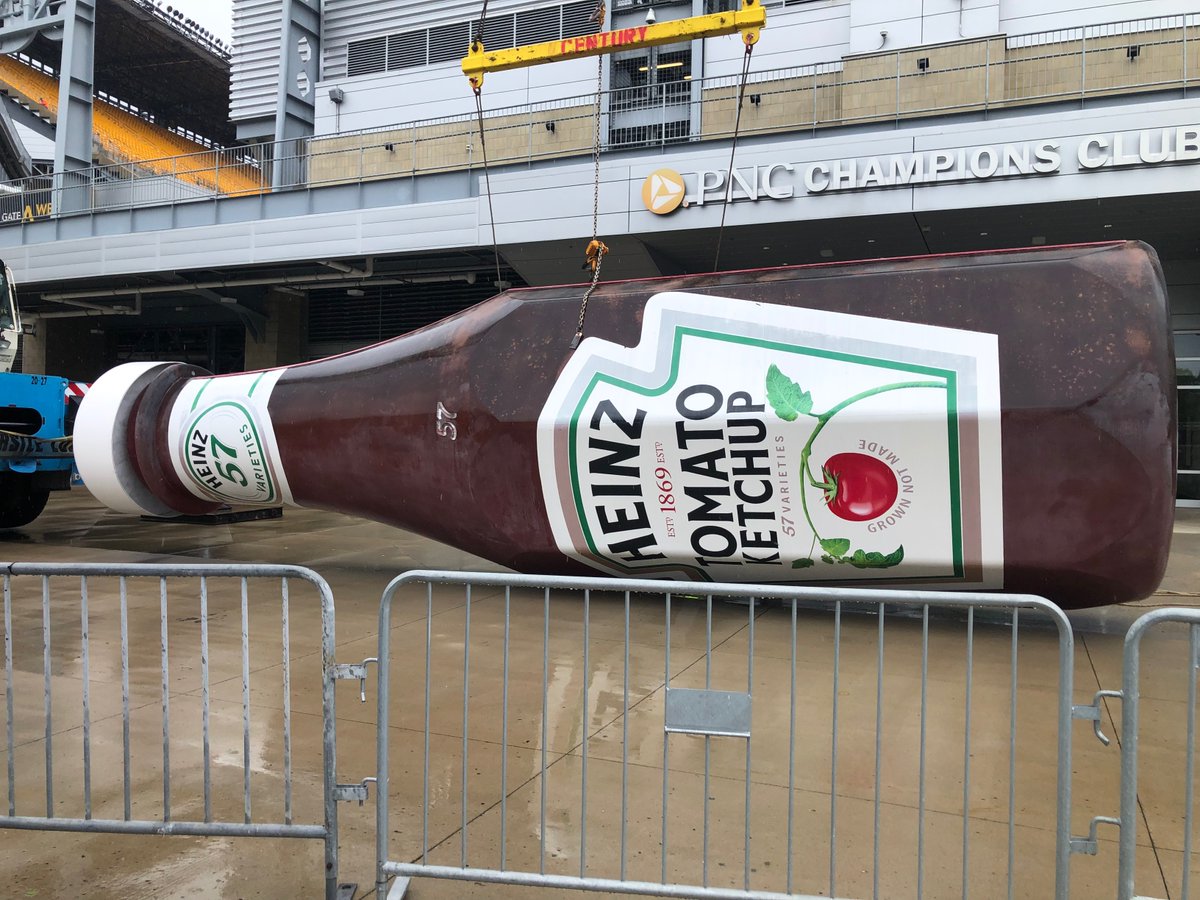 WPXI's tweet photo. END OF AN ERA: One of the two giant Heinz ketchup bottles has been removed from the scoreboard at Acrisure Stadium. https://t.co/NrkjkMuxjK https://t.co/hdLHqqxylF