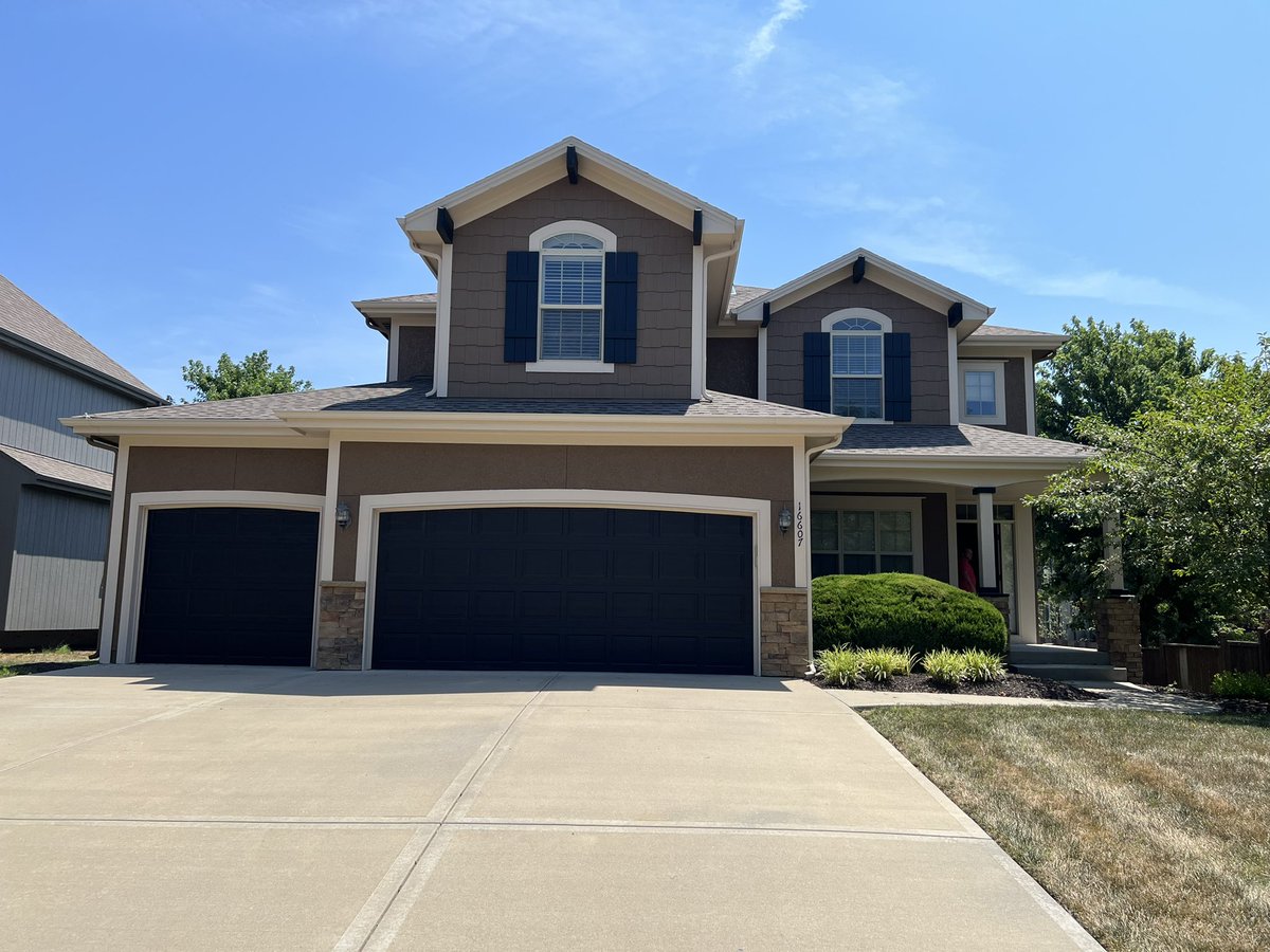 KristiChilds's tweet photo. We made it to our new home in Olathe, KS on Friday. It was a long weekend of unpacking, and there will be a lot more of that in the near future. #moving https://t.co/GPJlwCRt5D