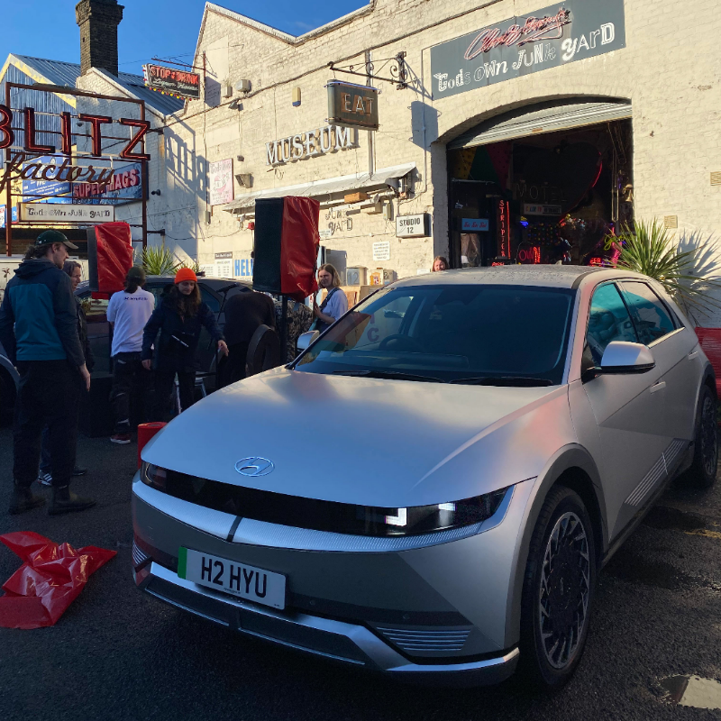 Hyundai_UK's tweet photo. ❓ What do you get when you mix a busker with #IONIQ5's Vehicle-to-Load technology? #ElectricActsofKindness.