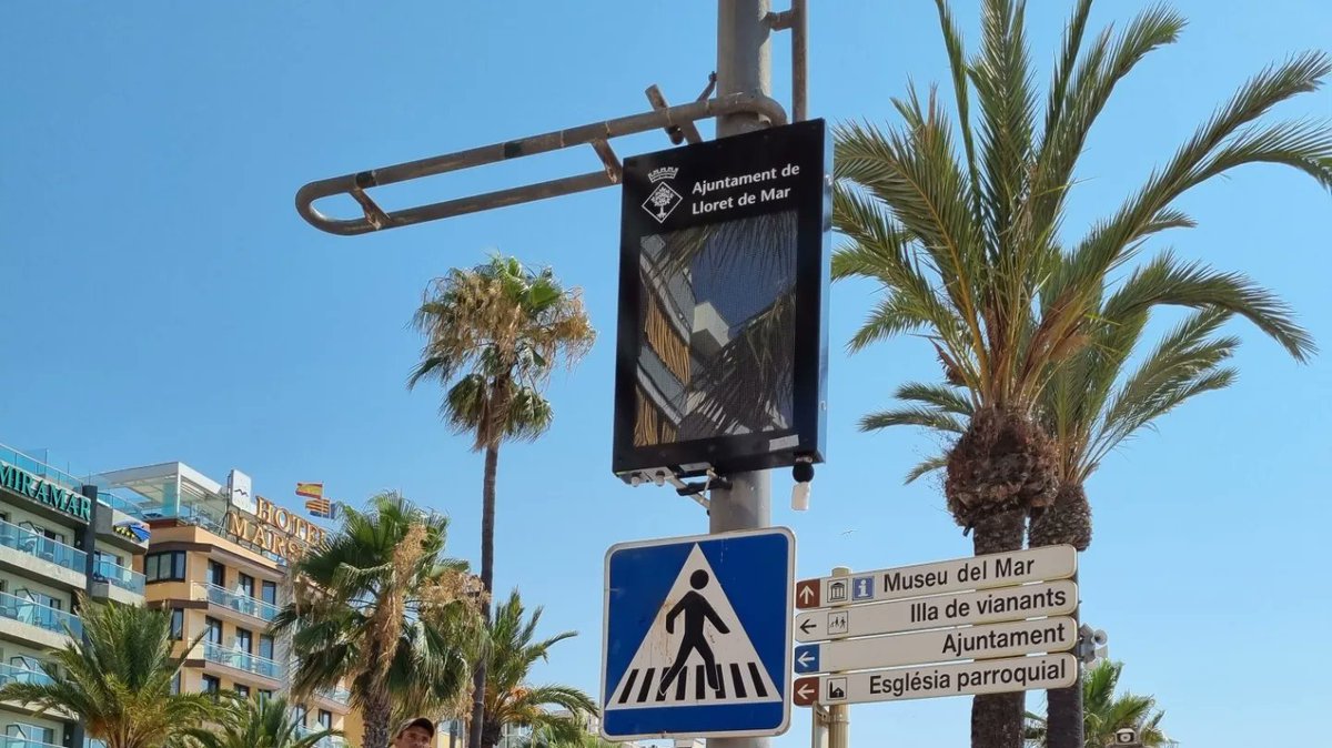 🖥 #Lloretdemar instal·la 4 sistemes informatius de velocitat.

👉 Amb aquests dispositius es busca conscienciar als conductors i conductores, prendre dades com el flux de vehicles i les velocitats màximes i mínimes.

ℹ️ Els dispositius no sancionaran, són informatius.