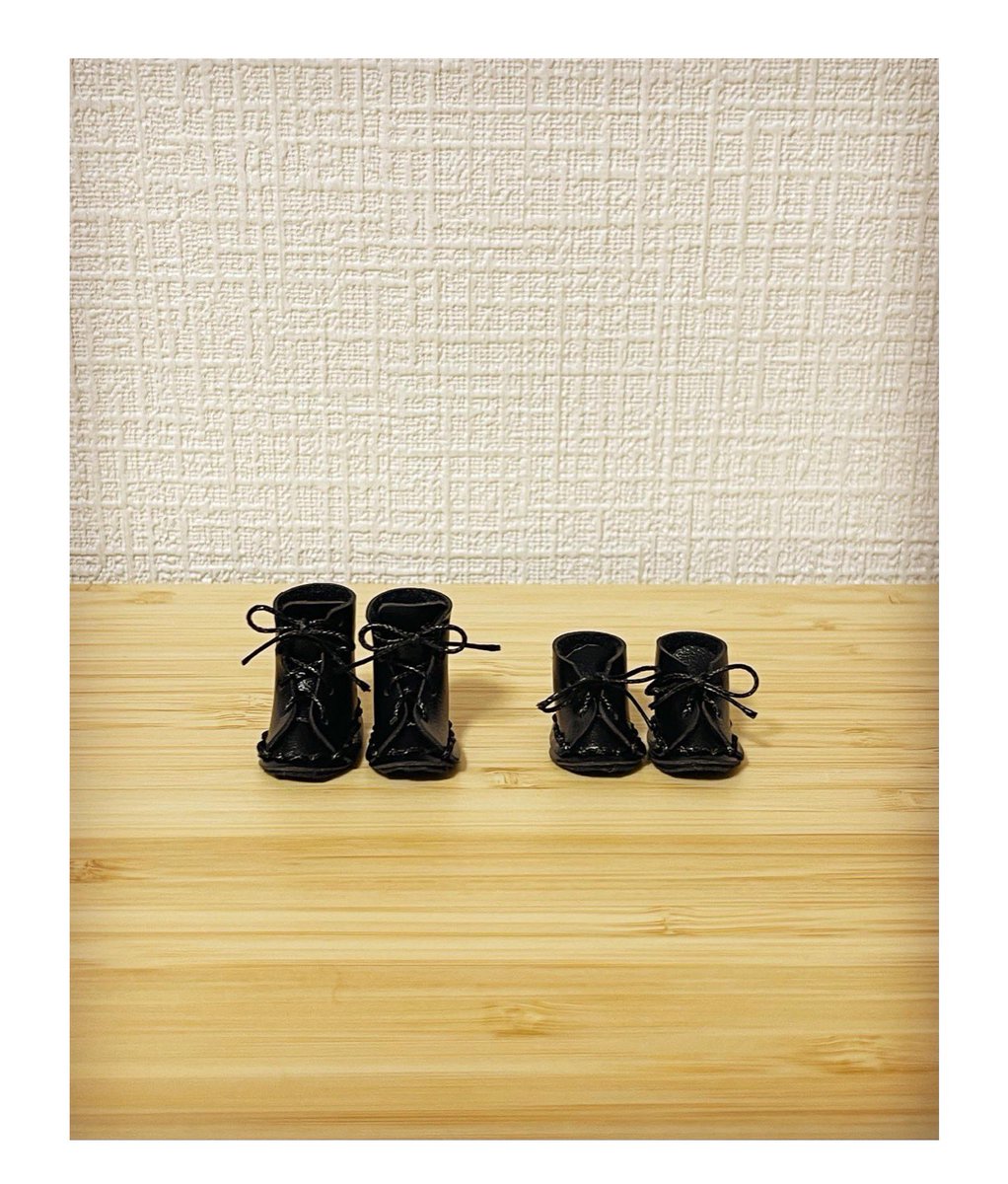 セリア産のフェイクレザーキット(ハイカットブーツ)を使ってオビツろいど＆ぬい用に黒ブーツを作ってみました🙋‍♀️💕
(ぬい用は高さをカットしただけです✂️)
履かせると安定感が出るのでとても良き🫣✨100円でこのクオリティーは神なのでは！？皆様も是非買ってみては💙
