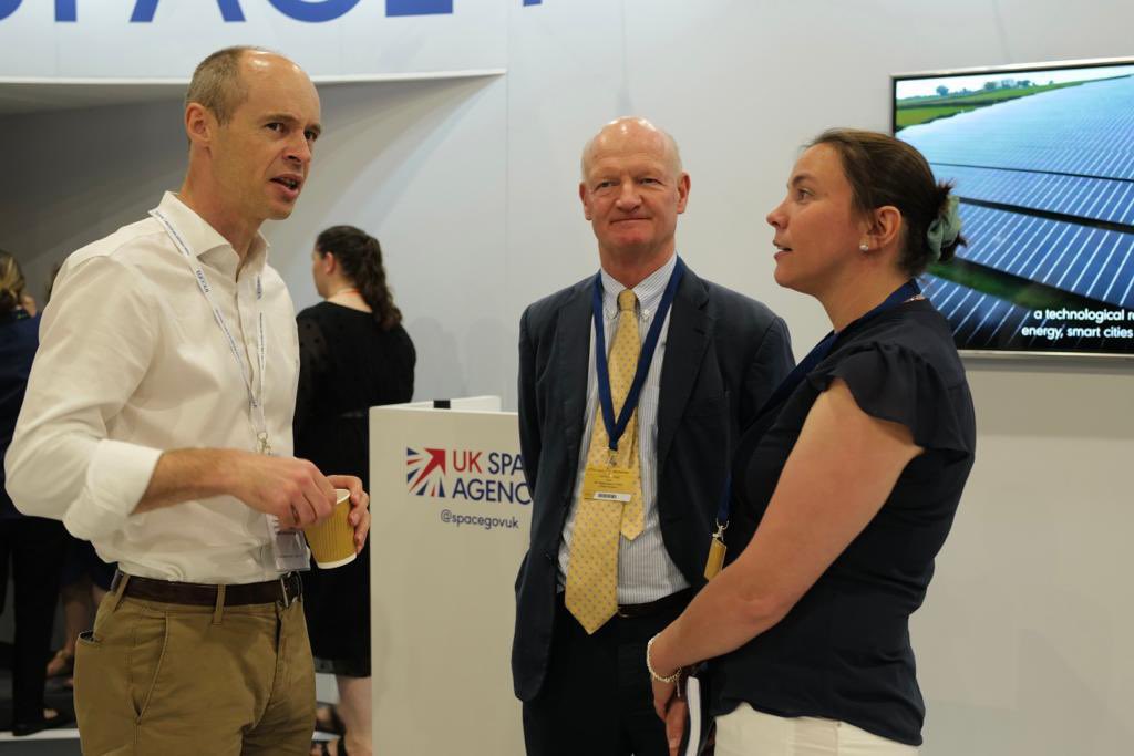 ElodieViau's tweet photo. A great first day @FIAFarnborough  engaging our valued Member State 🇬🇧 @KwasiKwarteng and industrial partners 🛰
Looking forward to more positive discussions tomorrow #FIA2022 https://t.co/NBF2Tn9uCO