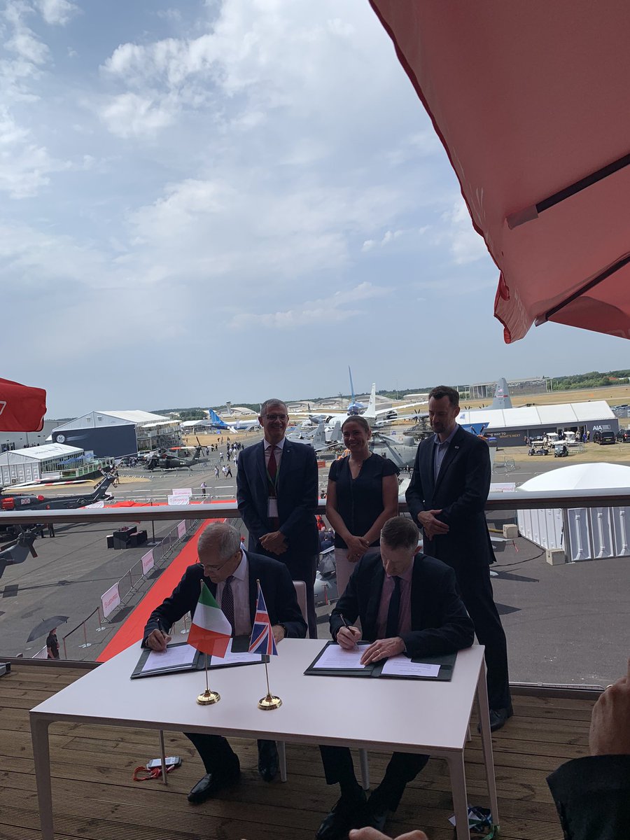 ElodieViau's tweet photo. A great first day @FIAFarnborough  engaging our valued Member State 🇬🇧 @KwasiKwarteng and industrial partners 🛰
Looking forward to more positive discussions tomorrow #FIA2022 https://t.co/NBF2Tn9uCO