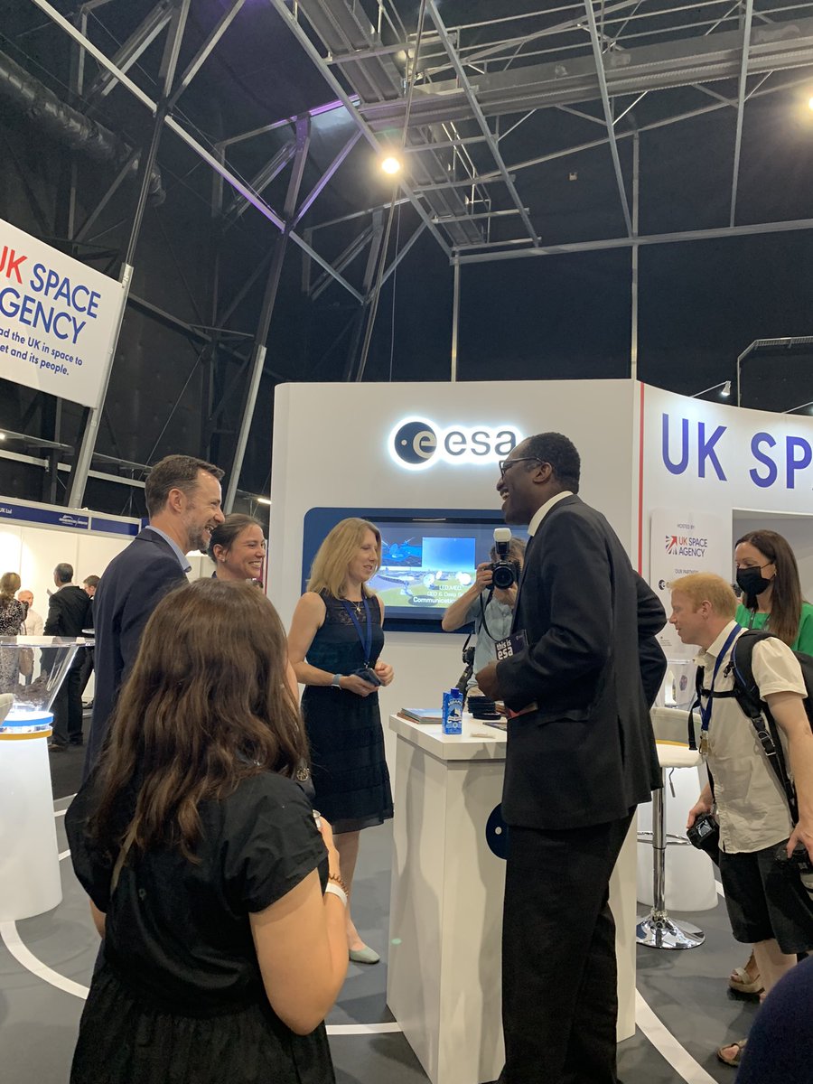 ElodieViau's tweet photo. A great first day @FIAFarnborough  engaging our valued Member State 🇬🇧 @KwasiKwarteng and industrial partners 🛰
Looking forward to more positive discussions tomorrow #FIA2022 https://t.co/NBF2Tn9uCO