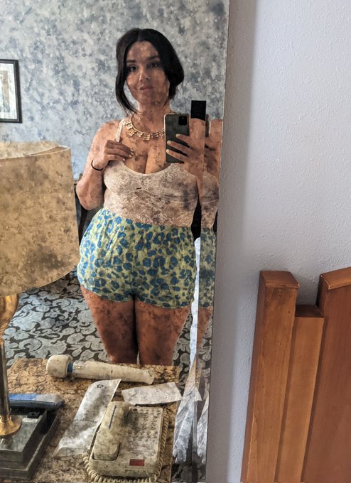 Taking a good mirror selfie -without covering your own cleavage- is an underestimated art https://t.<a href="/tag/sploshing"class="tags"><span>#sploshing</span></a><a href="/tag/wetandmessy"class="tags"><span>#wetandmessy</span></a>