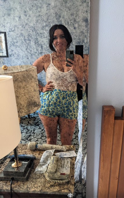 Taking a good mirror selfie -without covering your own cleavage- is an underestimated art https://t.<a href="/tag/sploshing"class="tags"><span>#sploshing</span></a><a href="/tag/wetandmessy"class="tags"><span>#wetandmessy</span></a>
