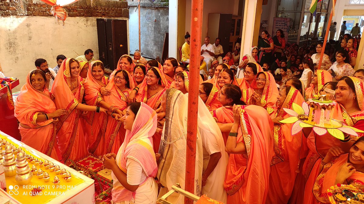 ModiPushpendra's tweet image. श्रीमद् आचार्यश्री विद्यासागर जी महामुनिराज की परम प्रभावक शिष्या आर्यिकारत्न  105 उपशांतमति माताजी ससंघ के सानिध्य में बाकल में चातुर्मास कलश स्थापना महामहोत्सव में धर्म क्रिया के माध्यम से धर्म साधना साधु की वैयाव्रत्ती करने चातुर्मास कलश स्थापना करने का शुभ अवसर मिला
*अहोभाग्य