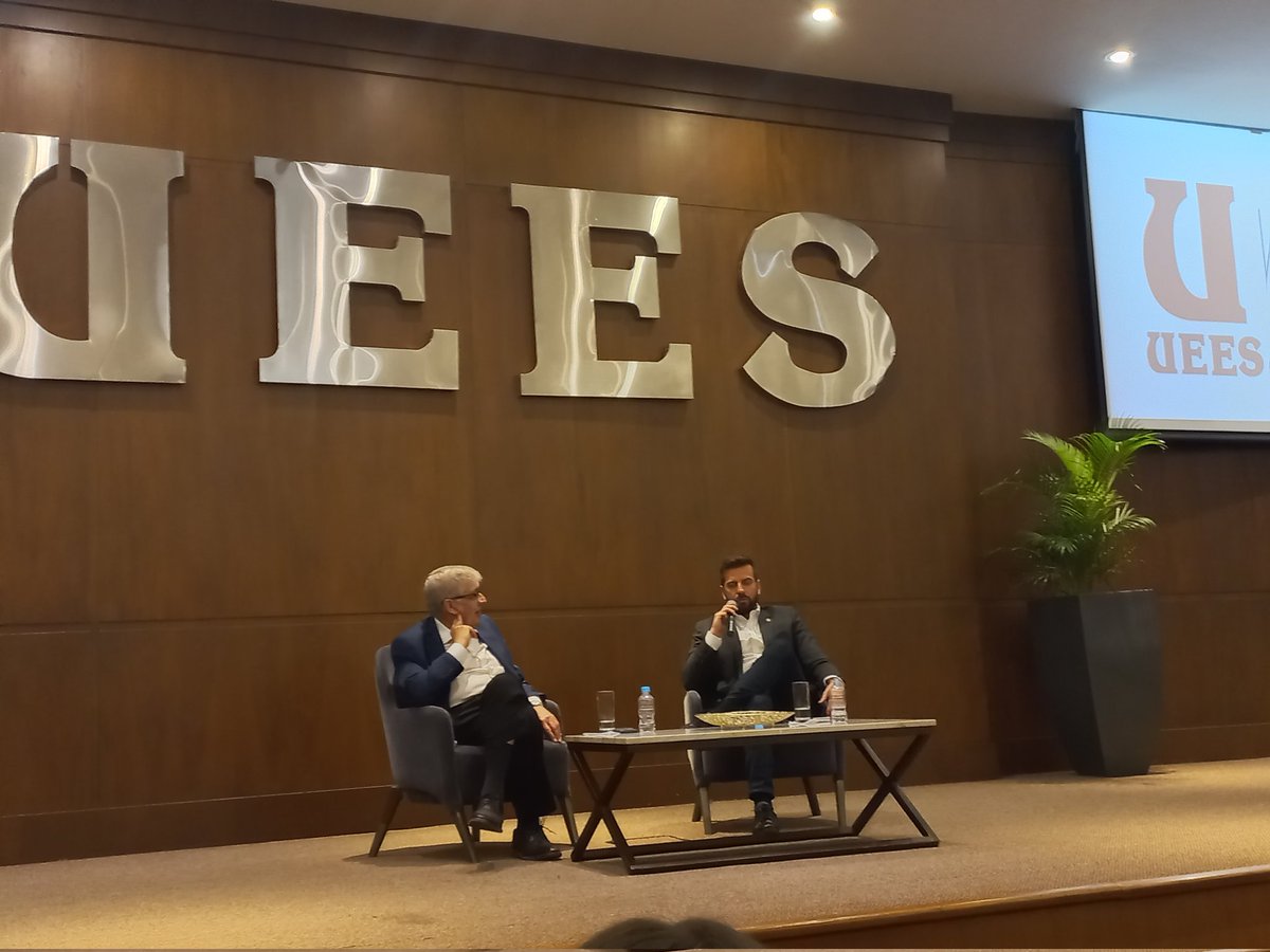 cmoran77's tweet photo. Muy claro el mensaje del Ministro Pablo Arosemena sobre el programa A,B,C a implementar por el ministerio de Finanzas. Muy productivo foro en la @uees_ec; @EconomiaUEES, muchos éxitos por el bien del País. https://t.co/ugLRr5QFvk