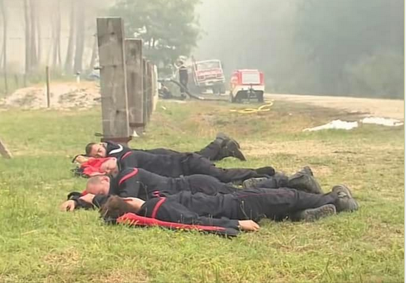 ElChaca99718473's tweet photo. Les pompiers épuisés en Gironde.
Merci de tout coeur votre engagement est exemplaire.
#feuxdeforet #pompier https://t.co/RVoolnoE7s