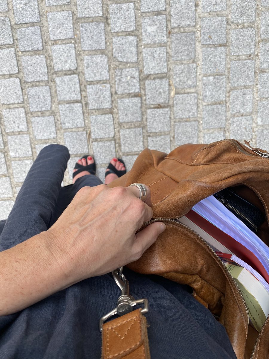 palais_au's tweet image. MAIS QUELLE BONNE IDÉE CES RENDEZ-VOUS PRO EXTÉRIEURS SOUS 40’C  🥵

#SurLeBitume