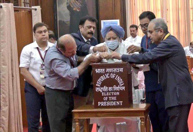 vinuvinodmumbai's tweet photo. 🇮🇳 #PresidentialElections
It's duty to cast #Vote
Today we, #Generation_Next feels motivated seeing Former #PrimeMinister #DrManmohanSingh -Ji, at this age & health condition, cast his vote in Parliament House for the #PresidentialElections2022
Vote and #Save_Democracy https://t.co/Unw7IXePzZ