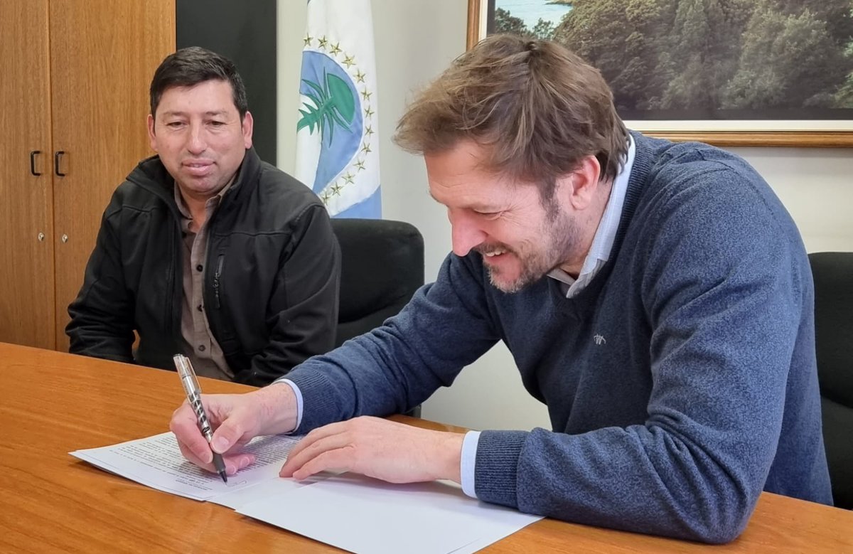 SecProdeIndNqn's tweet photo. El ministro @FLR_NQN, junto a la subsecretaria @AmaliaSapag recibieron al pte de la AFR Los Chihuidos, Gabriel Rojas, para firmar el convenio de financiamiento por $17.822.269,45 del proyecto #PRODECCA aprobado en Comité en el mes de junio.
@AgriculturaAR https://t.co/SnVyRDXbM0