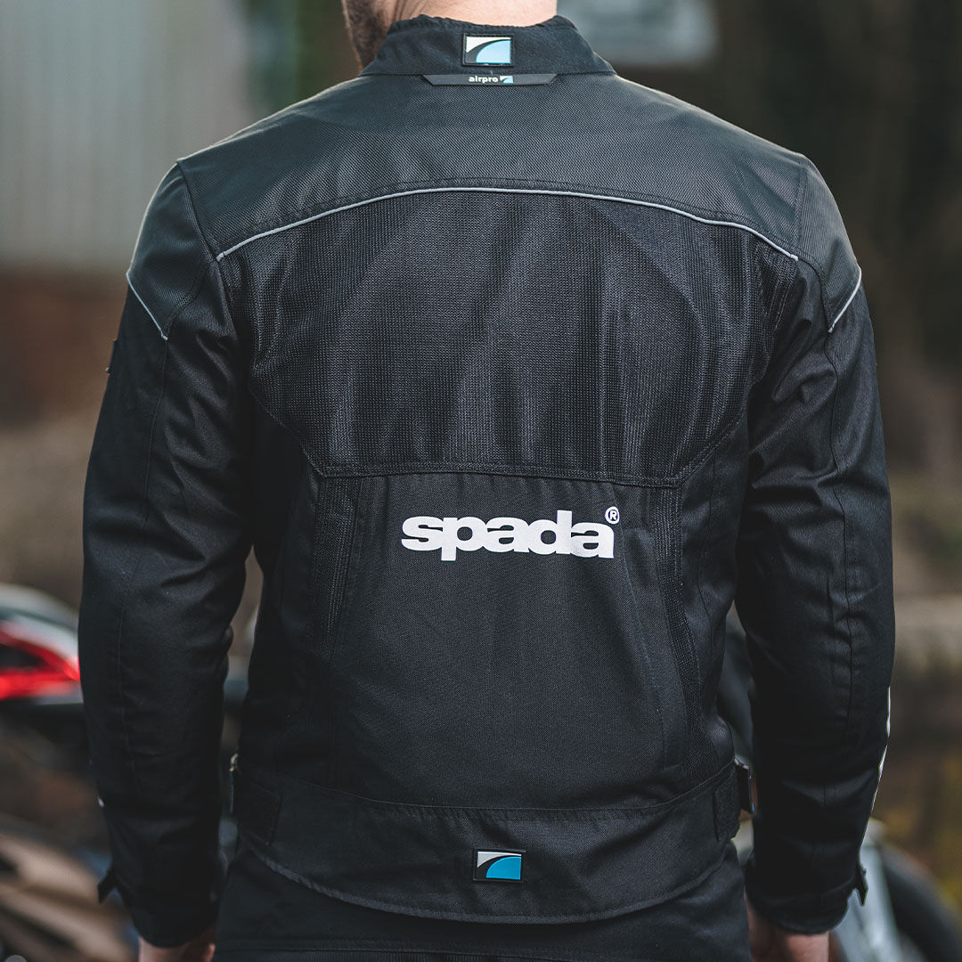 The Air Pro Season CE is the ultimate summer riding jacket. Constructed from a high-density fabric with Air-Mesh with breathable perforated panels and Ventech cooling system.

Shop the Air Pro Seasons here: bit.ly/3IN2mgz

#spada #spadaclothing #motorcycleclothing