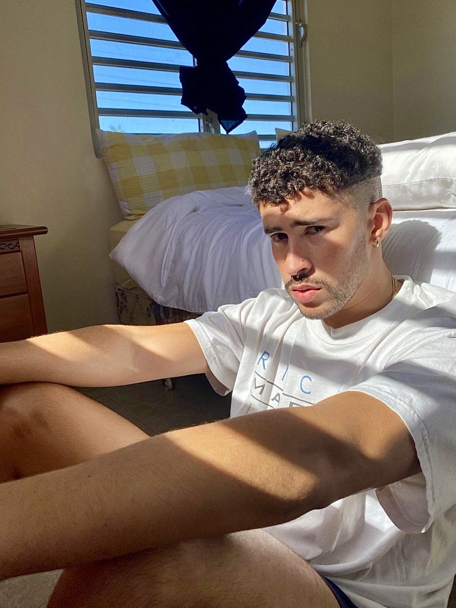 badbunnyfiles's tweet photo. in love with bad bunny https://t.co/ykSiIapp26
