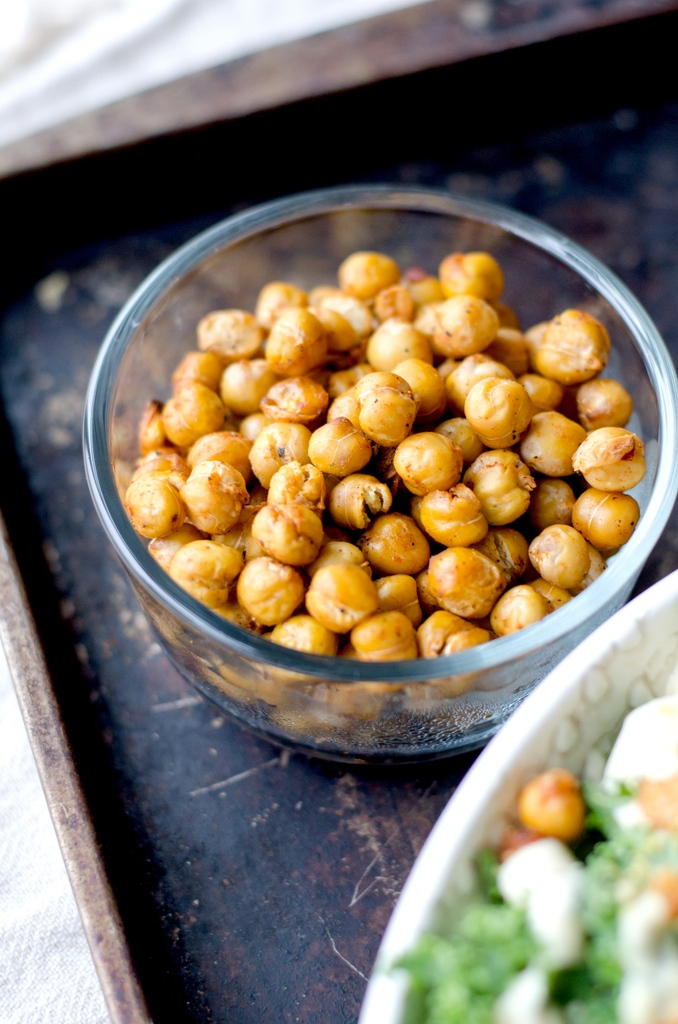 Even a fresh mid-July salad could use some satiating crispy goodness. Head to our story for some tricks and tips on how to create perfectly roasted chickpeas. instagram.com/earths_choice/