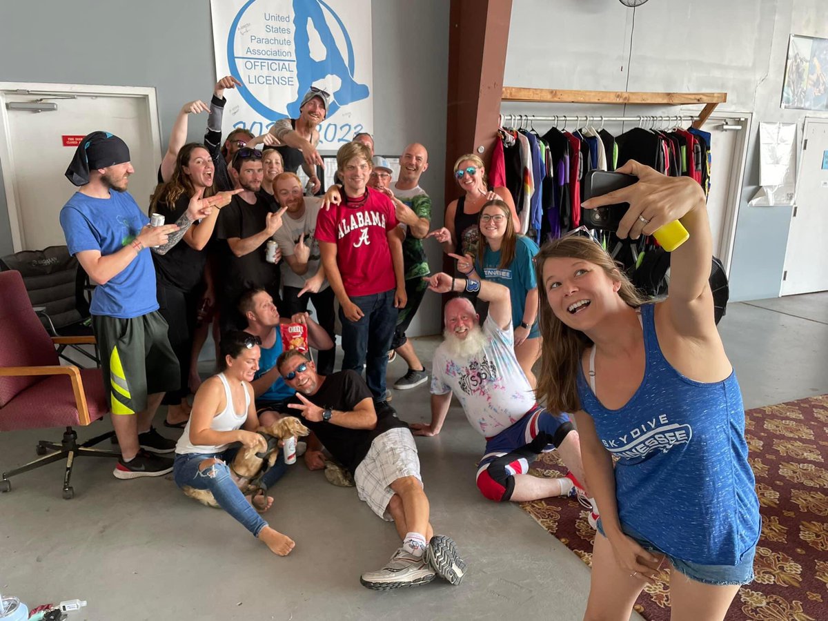 gabrielredding's tweet image. Got my skydiving A-license! #skydivetennessee #alicense #skydiving