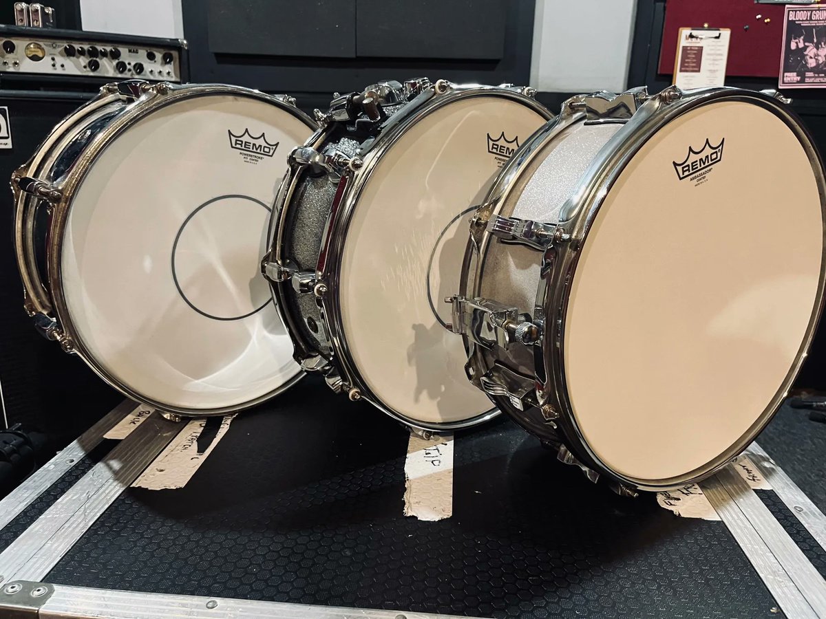 Fresh snares, ready and waiting to be played! 🥁 

#casematesstudios #snaredrum #remodrumheads #pearlsdrums #mapexdrums #ludwigdrums #drumheads #rehearsalstudio