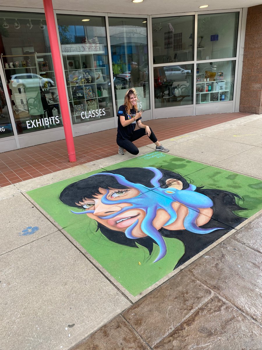 meluhme's tweet photo. Check out this lady I drew in chalk https://t.co/Gcu3zjVw87