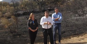 En realidad, Sánchez no está "posando", sino escuchando a Fernández Vara. Pero no dejes que la realidad te estropee un buen titular.