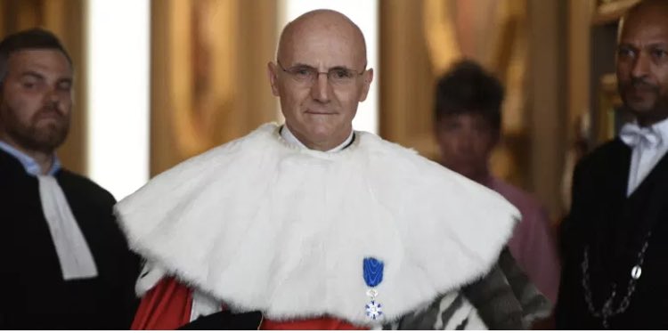 La justice, les réseaux sociaux, le poids des juges face au politique...

Dans @lobs première interview du tout nouveau premier président de la Cour de Cassation, Christophe Soulard

nouvelobs.com/justice/202207… #justice #courdecassation <a href="/Courdecassation/">Cour de cassation</a>