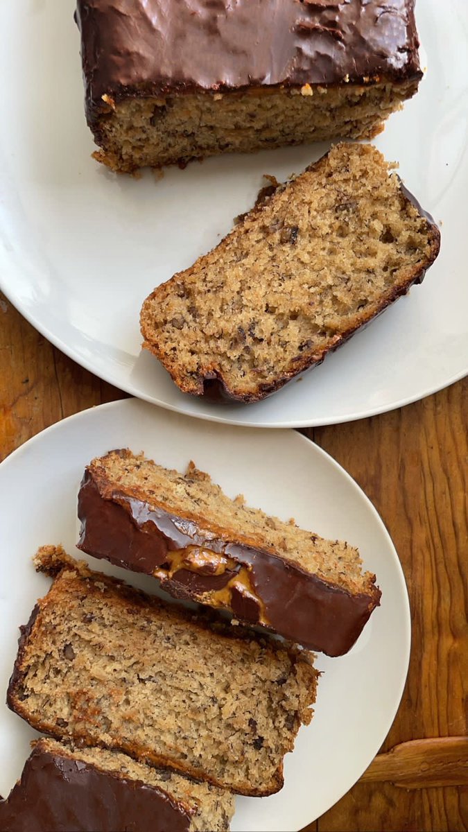 MascotasSismo's tweet photo. Dejaron plantada a nuestra amiga Mariana con un pedido de pan de plátano, relleno de crema de cacahuate y cubierto de chocolate. El pan está recién hecho y listo para entregarse HOY (18/jul). ¿A alguien se le antoja? Con este pan paga los gastos de sus 17 🐶 rescatados. CDMX. https://t.co/9e6FMdu7fG