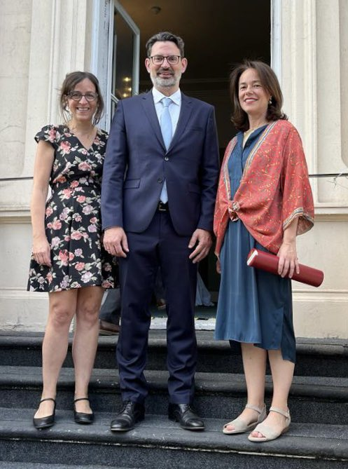 manuelansede's tweet photo. 1/ Tres científicos españoles han ingresado en la @royalsociety, una institución británica a la que pertenecieron Newton, Darwin y Einstein. Desde su fundación en 1660, solo 15 españoles han pertenecido a este selecto club. Hemos entrevistado a los tres en @materia_ciencia: https://t.co/T0QKEQxvgz