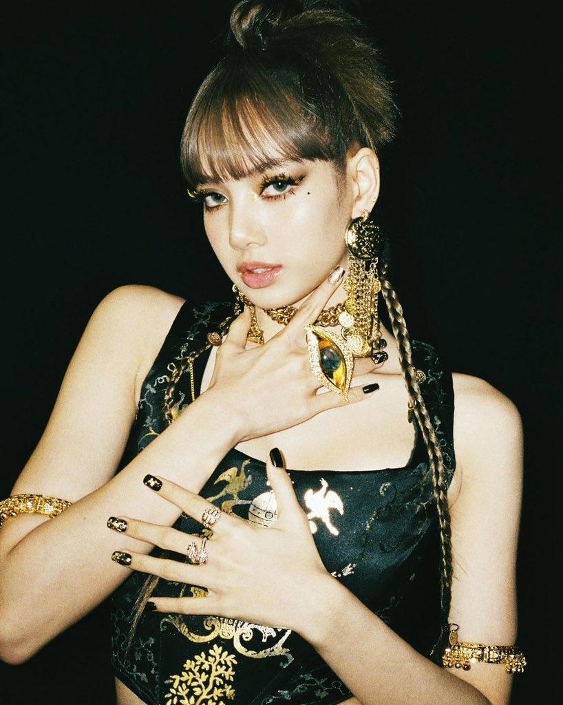 LSMTRENDS's tweet photo. 🗒 [INFO] - #LISA 'MONEY' has now surpassed BTSʼs “Boy With Luv” and is now the 2nd most streamed song by a K-POP ACT on Spotify Thailand in history. 🇹🇭✨

🥇Dynamite: 13.6M
🥈#MONEY: 13.04M* (#124)🔺
🥉BWL: 13.038M🔻
*still charting

#리사 #LALISA @BLACKPINK
c/o @LISAonSpotify https://t.co/PvRPbXxvYE