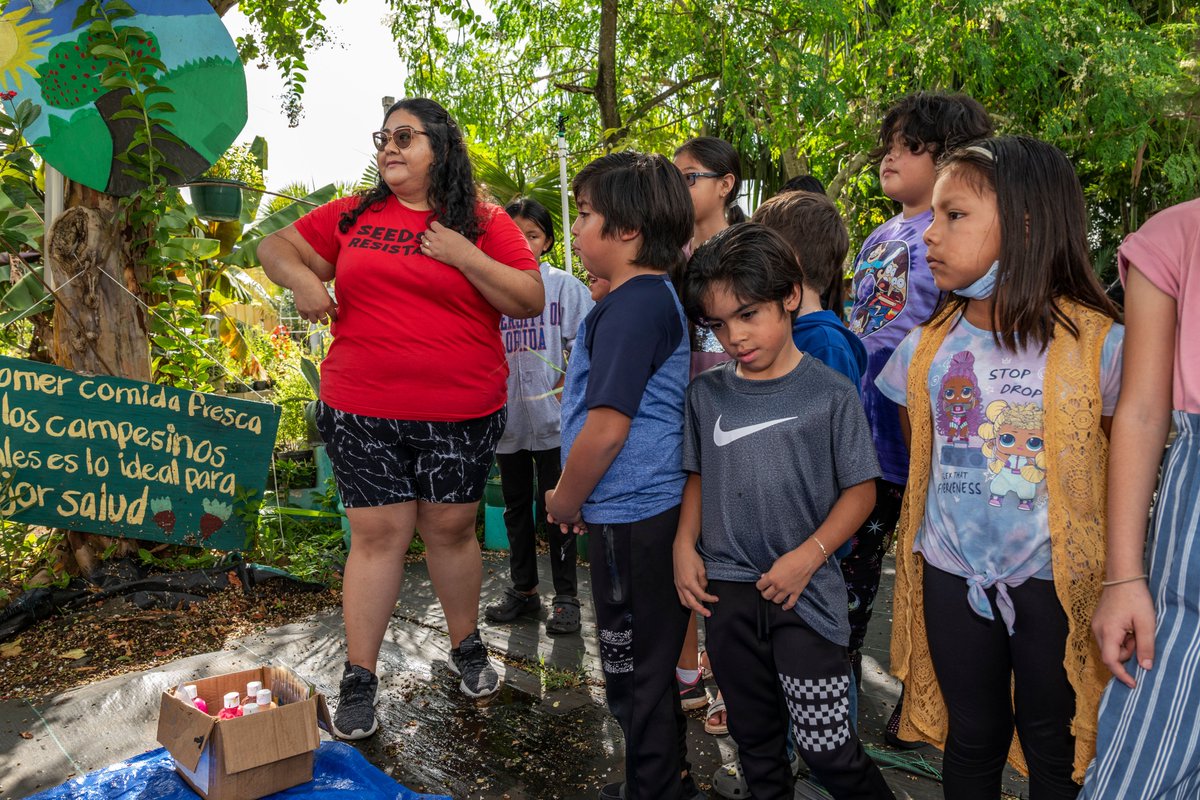 LisMarieFL's tweet photo. It’s #LatinoConservationWeek!🌾
I want to say GRACIAS to @FWAFL, @AFSCFL, & #SeedsofResistance for bringing together children of farmworkers to our Climate Justice workshop!🙏🏽
The kiddos had so much fun painting and picking veggies from our community garden! 🌽🍅🥕 https://t.co/qeFwMuN0is