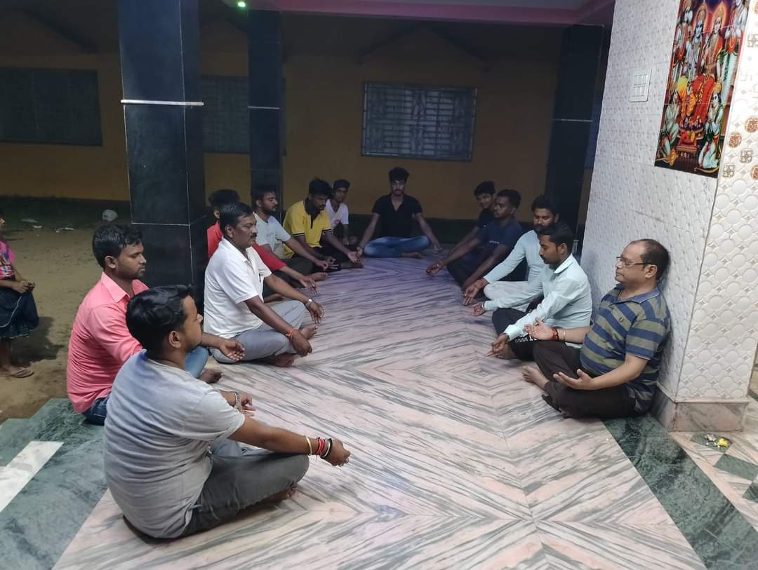 आज श्रावण माह के पहला सोमवार को जामताड़ा नगर दुमका रोड़ शिव मंदिर में विश्व हिन्दू परिषद के जिला कोषाध्यक्ष विजय भगत जी के नेतृत्व में शिव मंदिर में आरती कार्यक्रम किया गया, आरती के कार्यक्रम में विश्व हिन्दू परिषद एवं बजरंग दल के सदस्य सम्मिलित हुए।।
हर हर महादेव।।