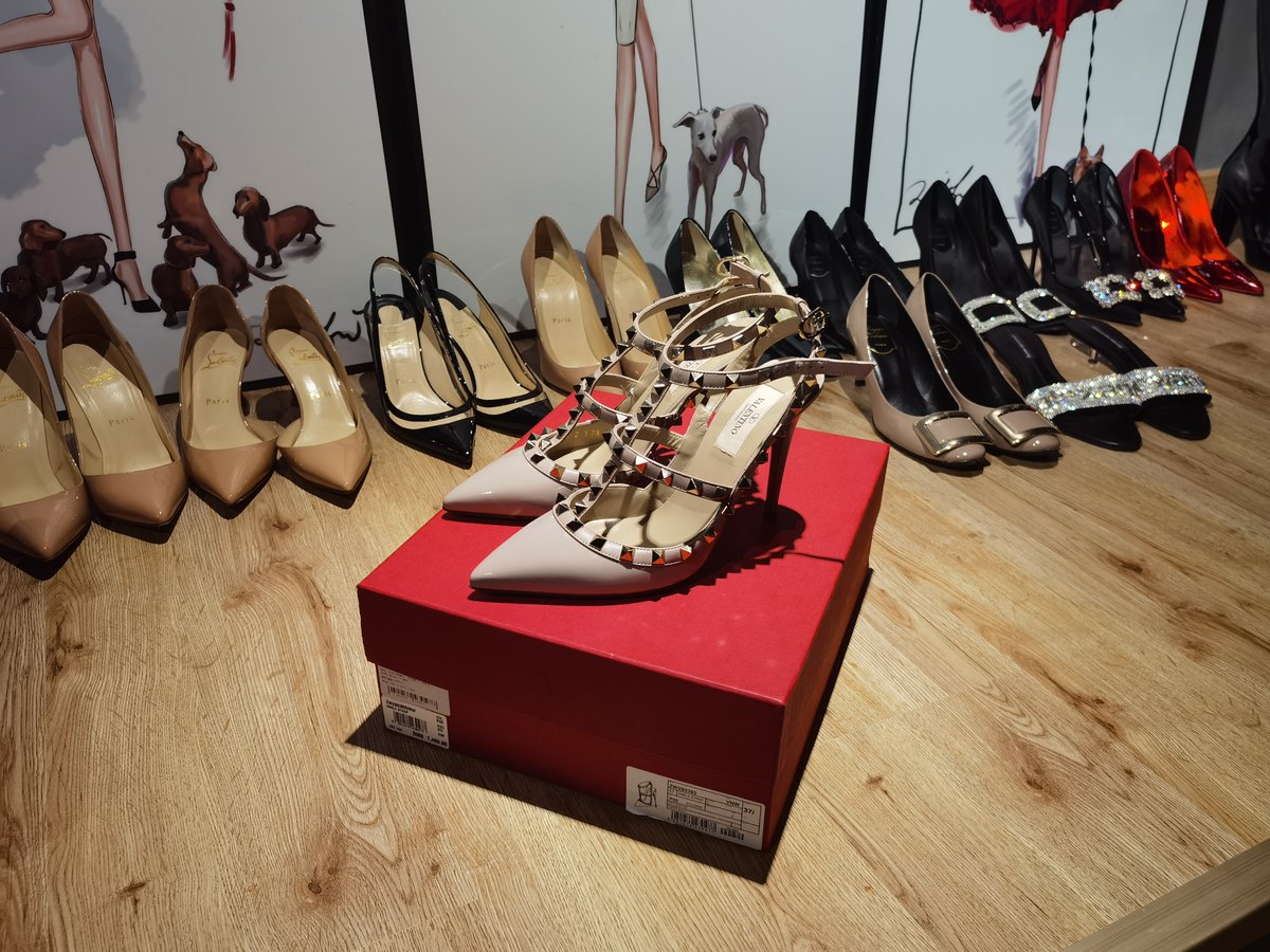 ywy_alt's tweet photo. 宇婉莹 001 号鞋奴的贡鞋记录（01） 2021-08-18
Valentino Rockstud 10cm 裸色漆皮（￥7400）
#贡畜 #鞋奴 
@yuwanying5 https://t.co/y3byBphGP7