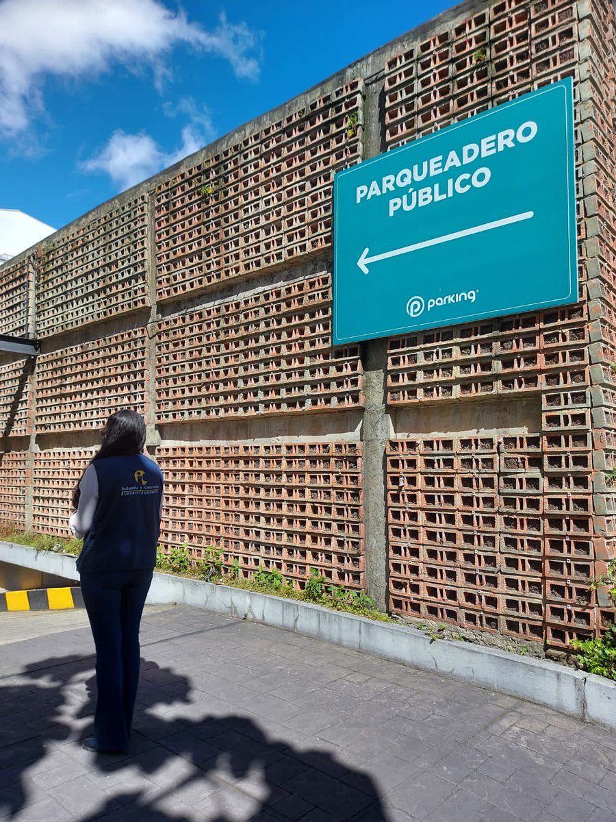 sicsuper's tweet photo. La Delegatura para la Protección del Consumidor adelantó visitas a 24 parqueaderos de 📍Bogotá para verificar el cumplimiento de las obligaciones que tienen con los consumidores cuando éstos dejan sus vehículos para la prestación de este servicio. https://t.co/5BYaP3uRWo