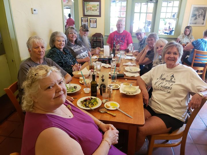 SleuthsinkSl's tweet photo. Lunch after the #morgue tour on Saturday.  @Curran3Lois @susanskeene @shirleymccann @PaperbackPress @NancyBDailey  Kathy Garnsey, Conetta Taylor, Dennis Holmes, Ken Gardner and Jim Wilder https://t.co/WkD7iYDJxo