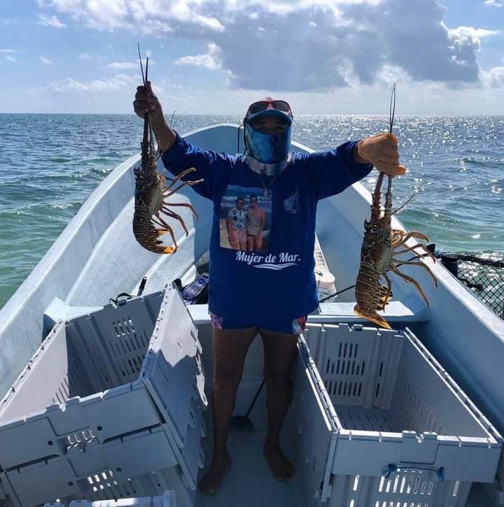 Igualdadenelmar's tweet photo. Mi nombre es Martha Góngora, soy orgullosamente la primera pescadora entre los hombres en Quintana Roo, ha sido un largo camino pero ha valido mucho la pena, paso a pasito vamos avanzando en la igualdad y el reconocimiento.
#MujeresDeMar
#MéxicoChile
#Igualdadenelmar https://t.co/bxOA5QUv5l