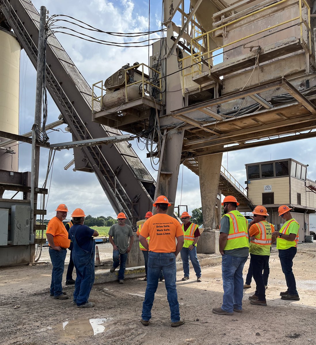 DeltaCompanies's tweet photo. #DeltaSafetyWeek continues as our Managers met with Tim Eash and Roy Patton at Gibson Switch HMA Plant in Jonesboro, AR. Topics discussed included heat illnesses, backing, complacency, watching out for one another, and new hires.
#ColasGoalZero #SafetyCulture #SafetyAttitude https://t.co/NPBRlj1GUo