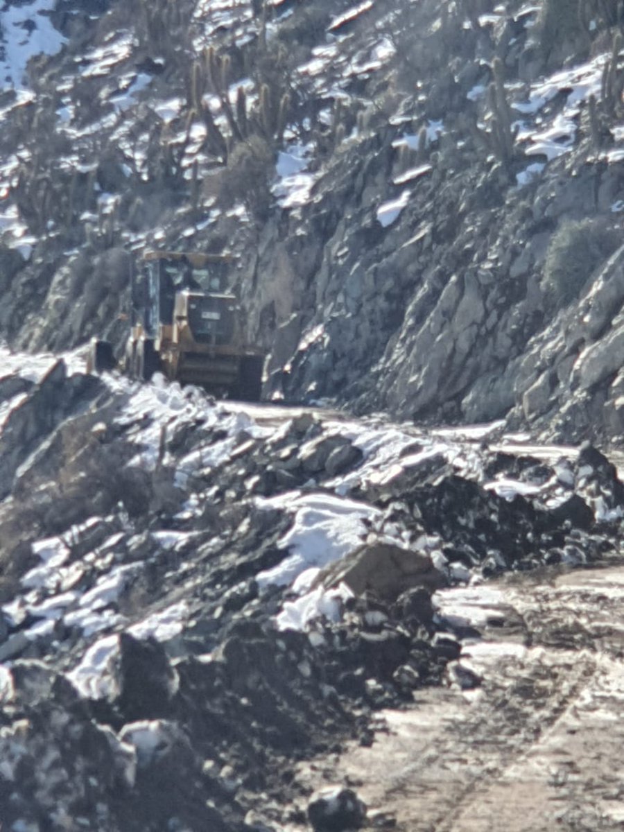 denis_cortes's tweet photo. Nuestros equipos de @MUNI_ILLAPEL ya se encuentran trabajando en sectores de la precordillera de #Illapel realizando el despeje de rutas que hasta ahora estaban cubiertas por la nieve. #LosPerales y #ElPiche
Pedimos precaución a los vecinos y vecinas!! https://t.co/TnmPxaIR5w
