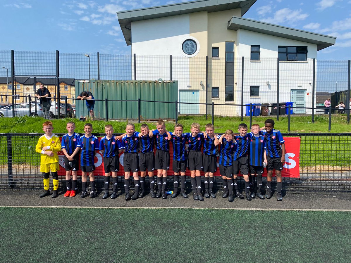 AcciesFCAcademy's tweet image. Squad pictures before todays games in the sunshine ☀️⚽️🔴⚪️ #AcciesAcademy